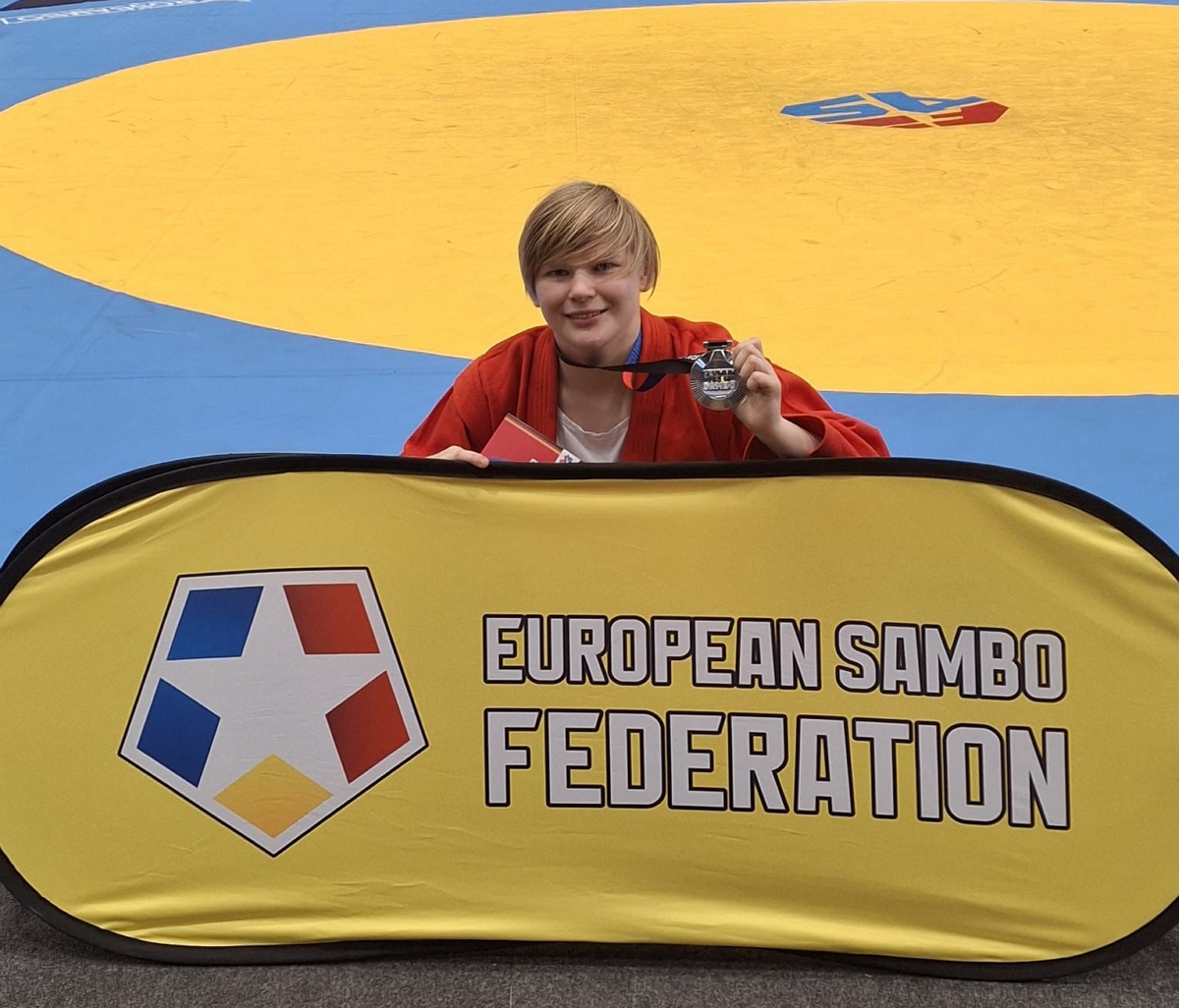 Josi mit Medaille